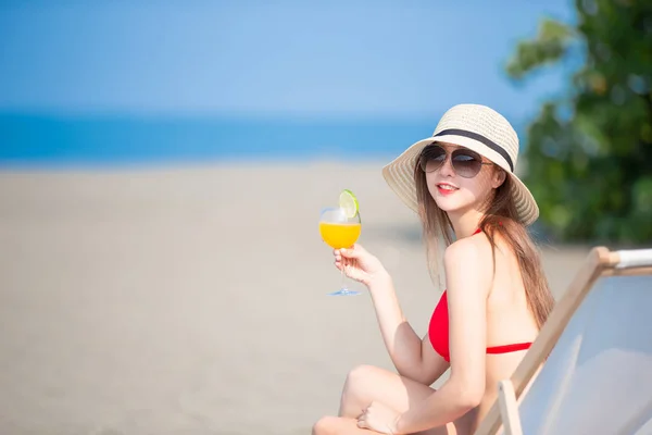 Woman sunbathing with juice — 스톡 사진
