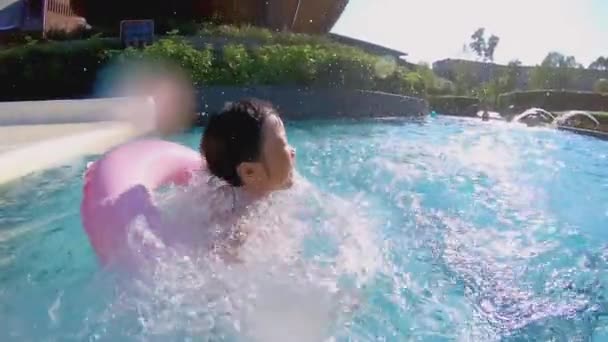 Азіатська дівчина грає на воді — стокове відео