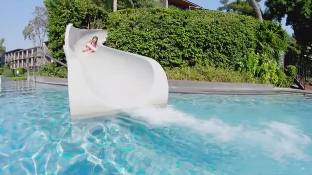 Asiatische Mädchen spielen auf waterslide — Stockvideo