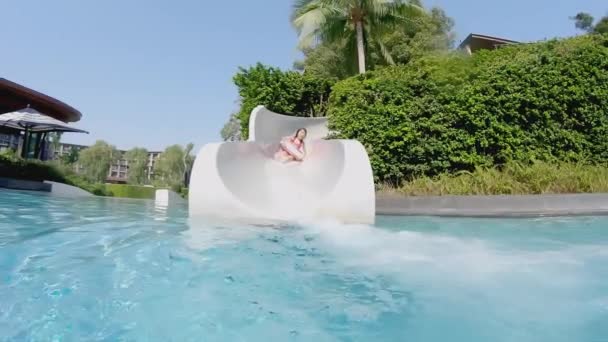 Asian girl play on waterslide — Stock Video