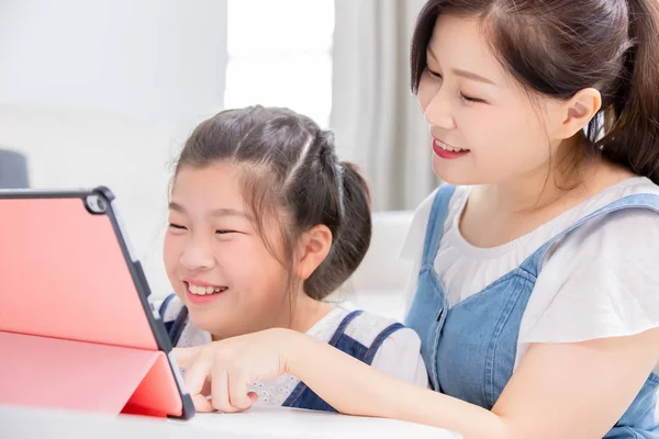 Maman et fille utilisent la tablette — Photo