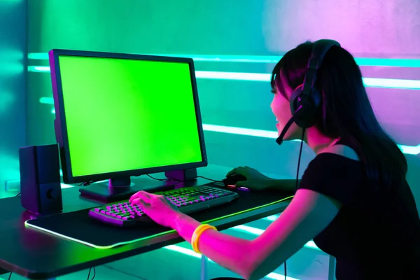 Gamer esporte cibernético com computador — Fotografia de Stock