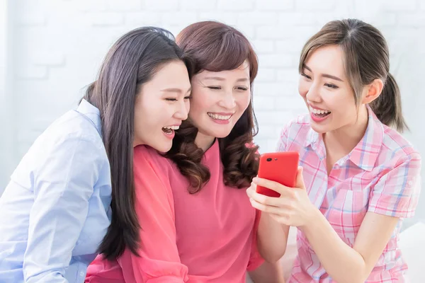 Döttrar och mor använder smartphone — Stockfoto
