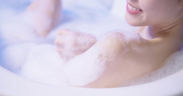 Mujer joven tomando un baño — Vídeo de stock