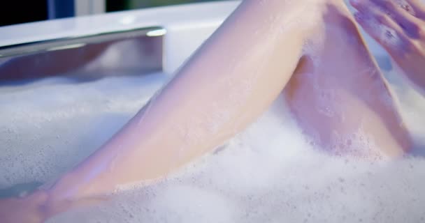 Jovem mulher tomando banho — Vídeo de Stock