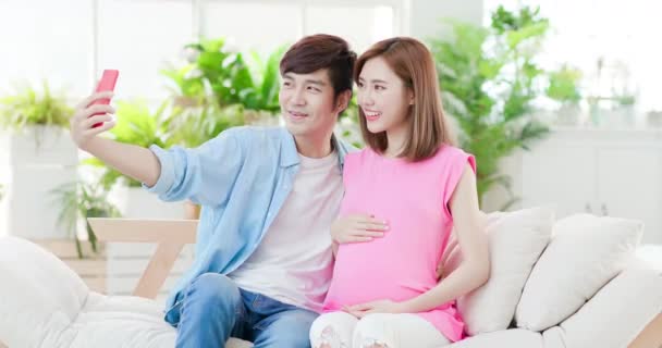 Těhotná žena se svým manželem — Stock video