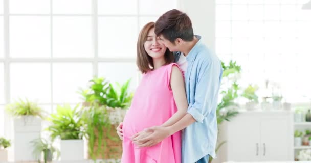 Terhes nő férjjel — Stock videók
