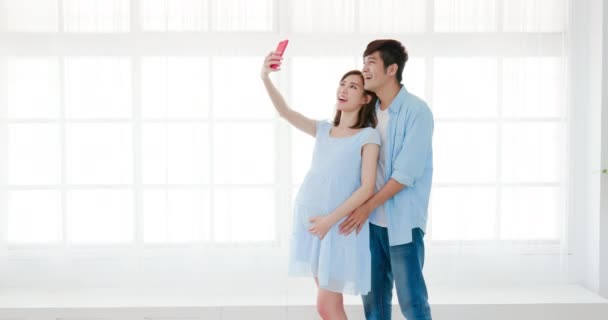 Hamilelik çift selfie çekmek — Stok video