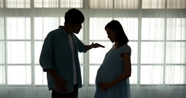 Pregnant couple quarreling — Stock Video