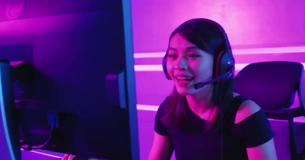 Esport ゲーマー女の子は怒って感じる — ストック動画