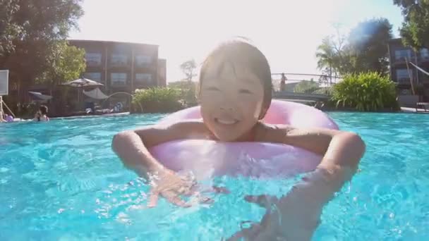 Menina bonito na piscina — Vídeo de Stock