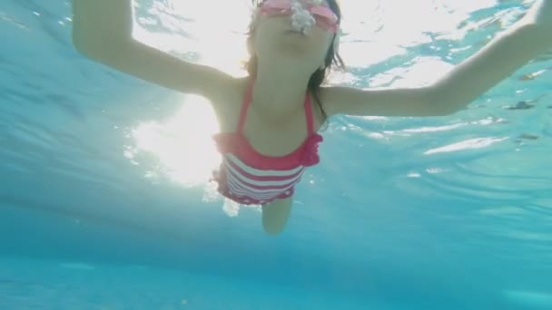 Cute girl in swimming pool — Stock Video