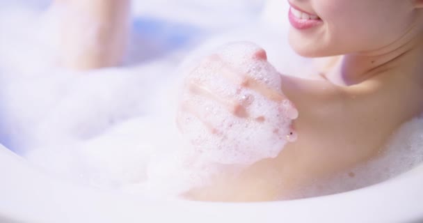 Mujer joven tomando un baño — Vídeos de Stock