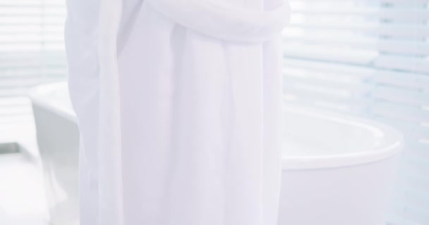 年轻女子脱下浴袍 — 图库视频影像