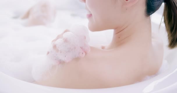 Junge Frau badet — Stockvideo
