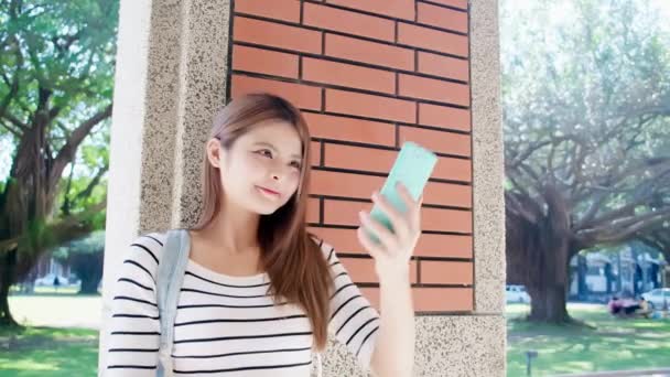 Asian student rozmowa selfie — Wideo stockowe