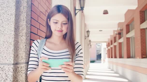 Estudiante jugar juego con el teléfono — Vídeo de stock