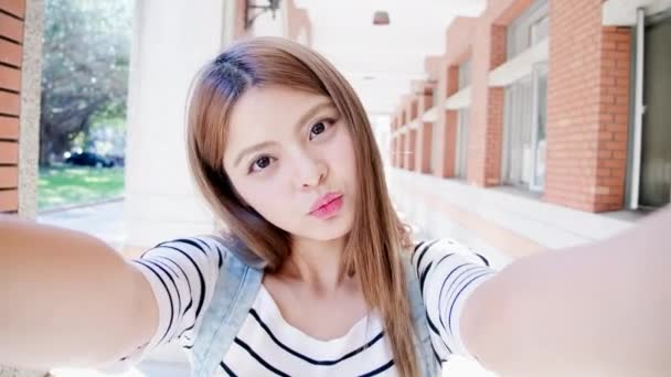 Asiatique étudiant parler selfie — Video