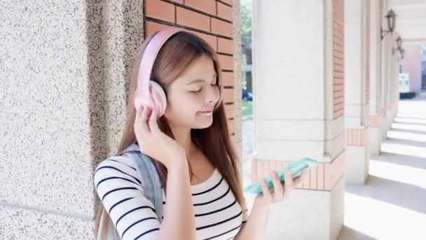 Studente ascolta musica con telefono — Video Stock