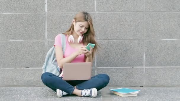 Studente utilizzare lo smart phone — Video Stock