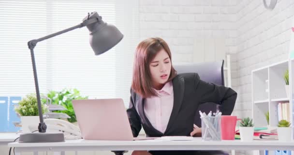 Pengusaha wanita Asia terlalu banyak bekerja — Stok Video