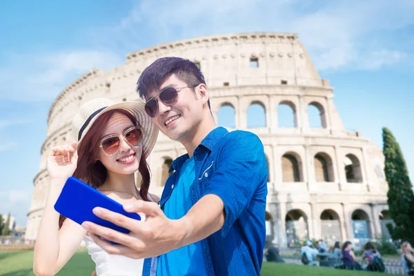 Para selfie szczęśliwie we Włoszech — Zdjęcie stockowe