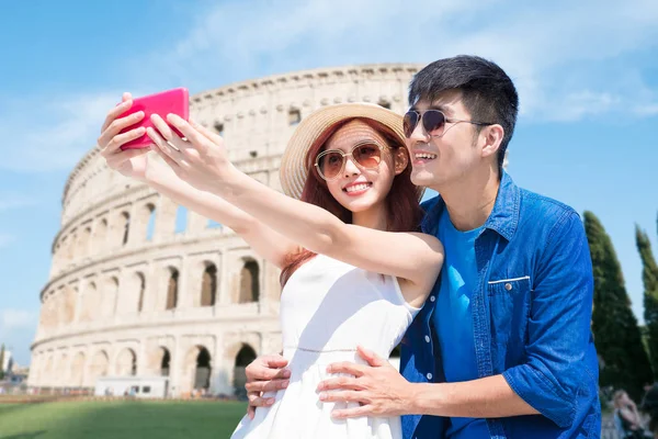 Paar-Selfie glücklich in Italien — Stockfoto