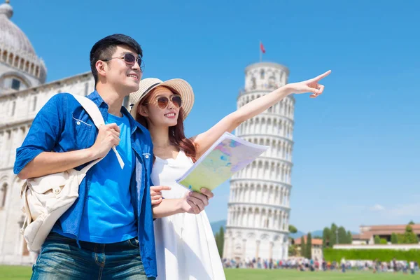 Couple prendre carte du monde en Italie — Photo