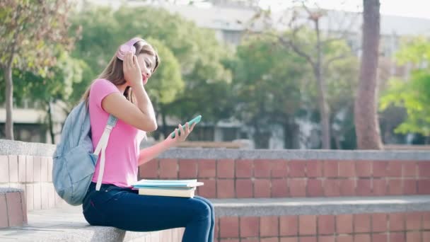 Studente ascolta musica con telefono — Video Stock
