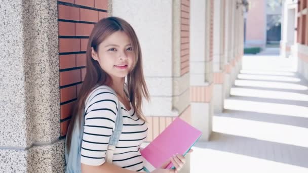 Asiático estudante sorriso para você — Vídeo de Stock