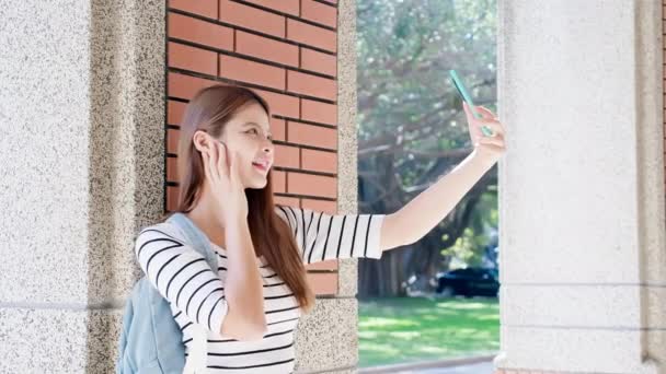 Asian student rozmowa selfie — Wideo stockowe