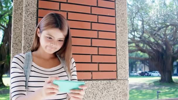 Estudiante jugar juego con el teléfono — Vídeos de Stock