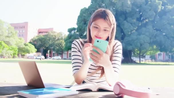 Estudiante utilizar el teléfono inteligente — Vídeos de Stock