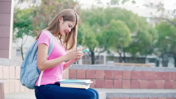 Estudante usar o telefone inteligente — Vídeo de Stock