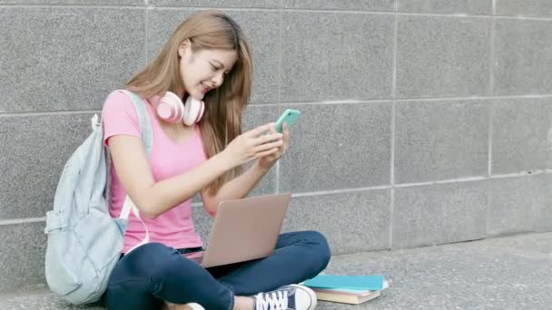 Студент использовать смартфон — стоковое видео