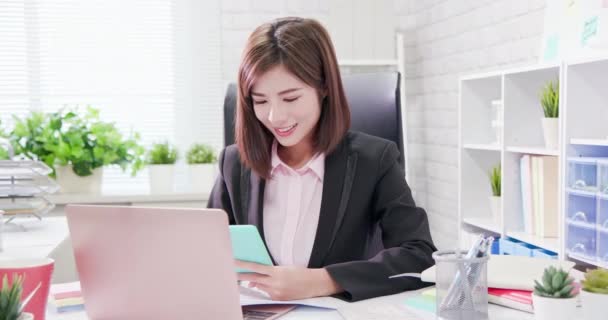 Νεαρή Ασία γυναίκα εργάζεται στο γραφείο — Αρχείο Βίντεο