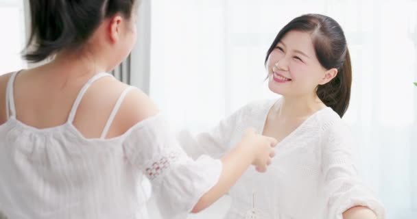 女儿给妈妈一个拥抱 — 图库视频影像