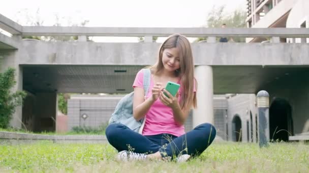 Studente utilizzare lo smart phone — Video Stock