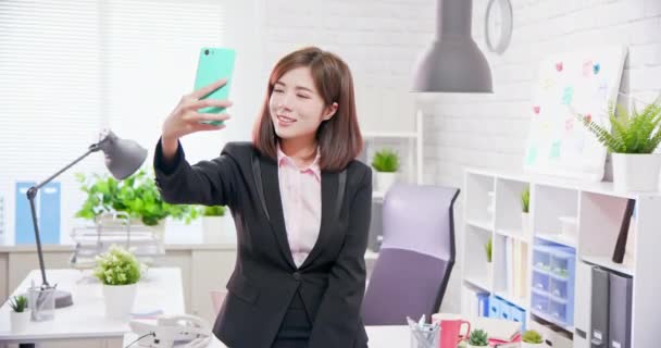 Femme d'affaires prendre selfie — Video