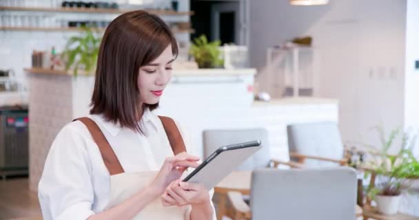 Woman use pad to order — Stock Video