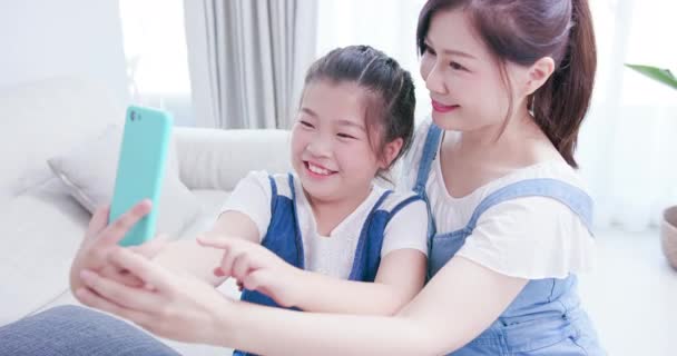 Mutter und Tochter machen Selfie — Stockvideo