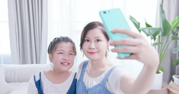 Mom and daughter take selfie — Stock Video