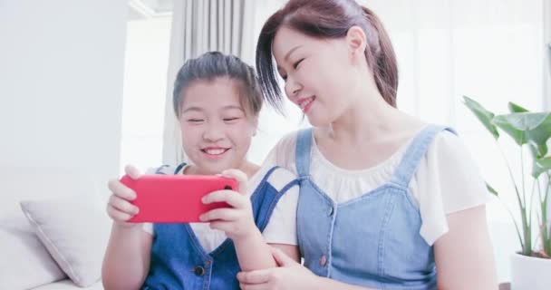 女儿和妈妈使用智能手机 — 图库视频影像