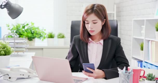 Молодая азиатка работает в офисе — стоковое видео