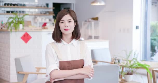 Young asian shopkeeper smile — Stock Video