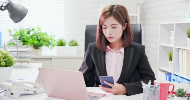 Jonge Asia vrouw werkt in Office — Stockvideo