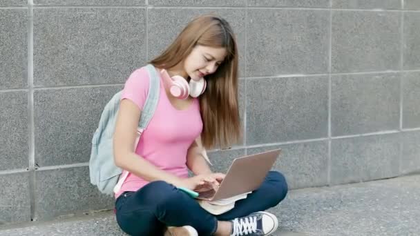 Estudante usar o laptop — Vídeo de Stock