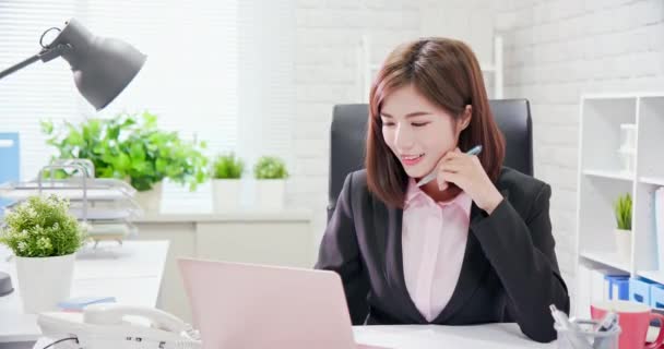 Jonge Asia vrouw werkt in Office — Stockvideo