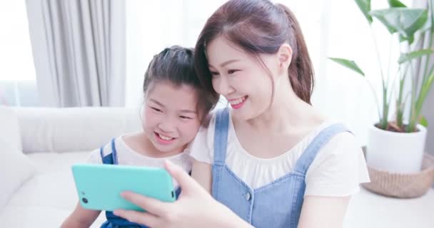 Hija y mamá usan teléfono inteligente — Vídeo de stock