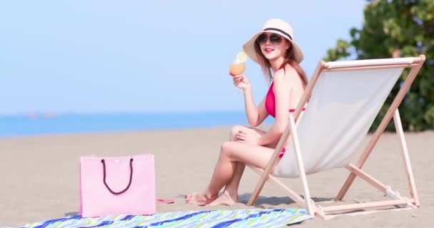 Mujer tomando el sol con jugo — Vídeo de stock